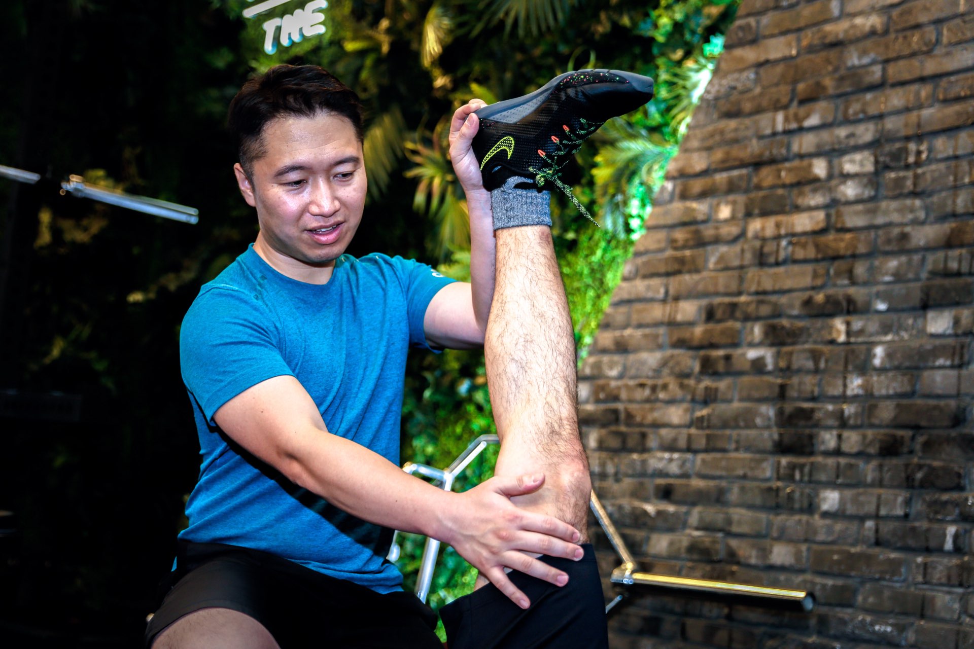 森川稔之がクライアントの脚を抱え股関節のコンディショニングを行う様子