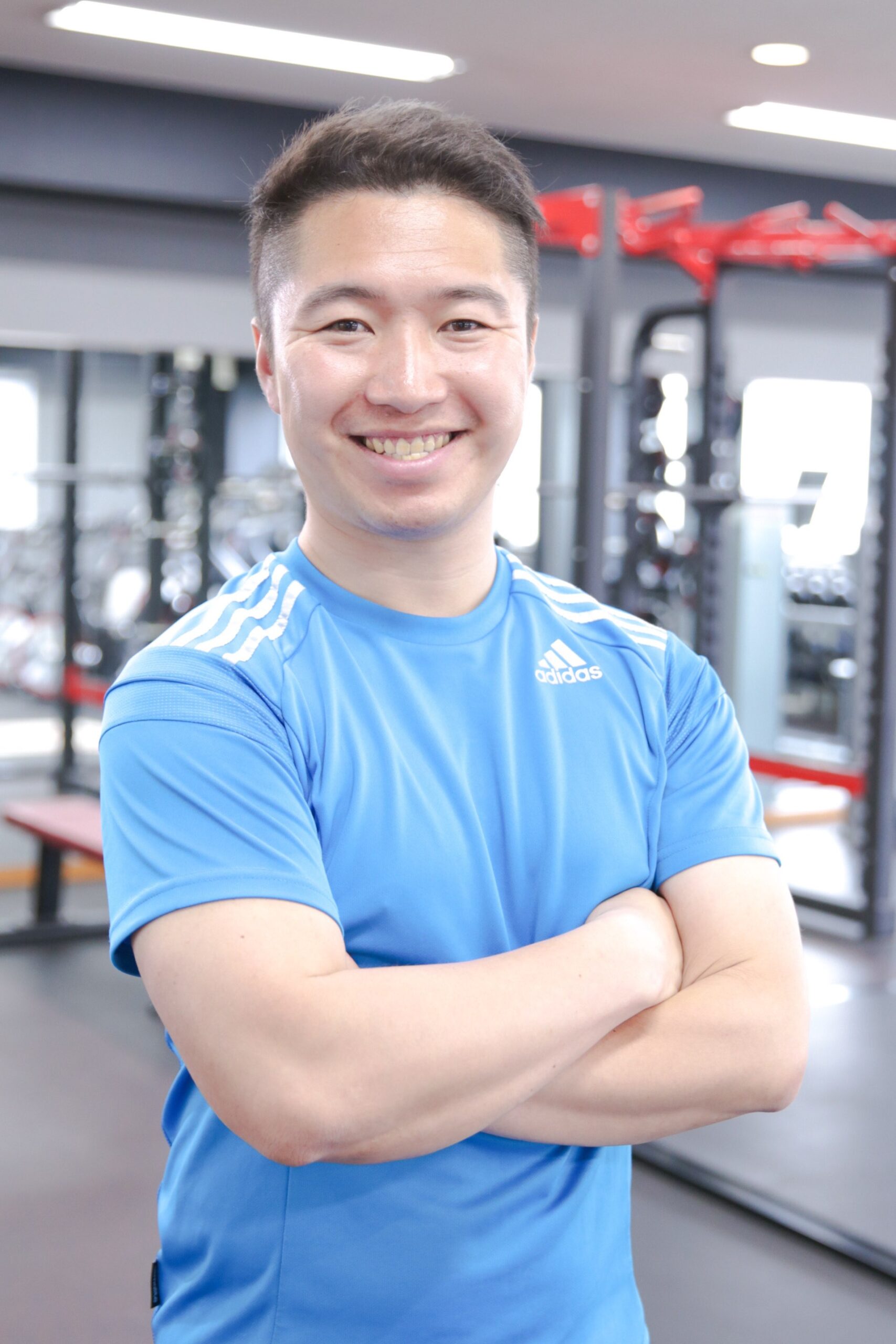 腕組みで笑顔のパーソナルトレーナー 森川稔之